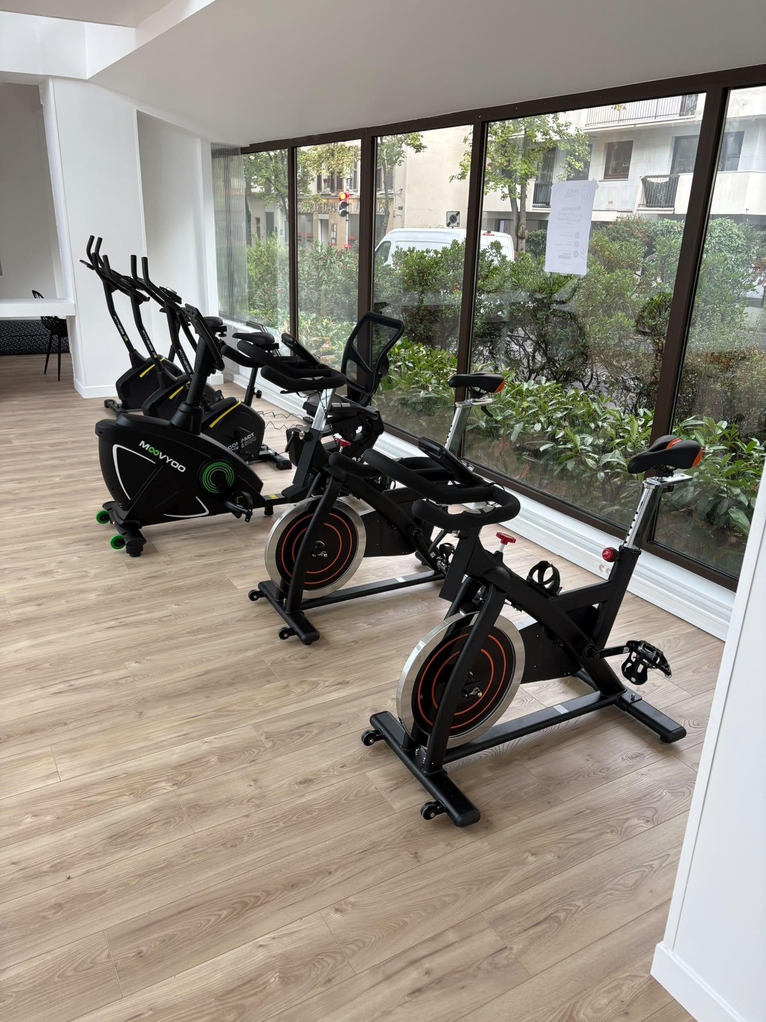 Vélos de cardio devant les baies vitrées du plateau technique